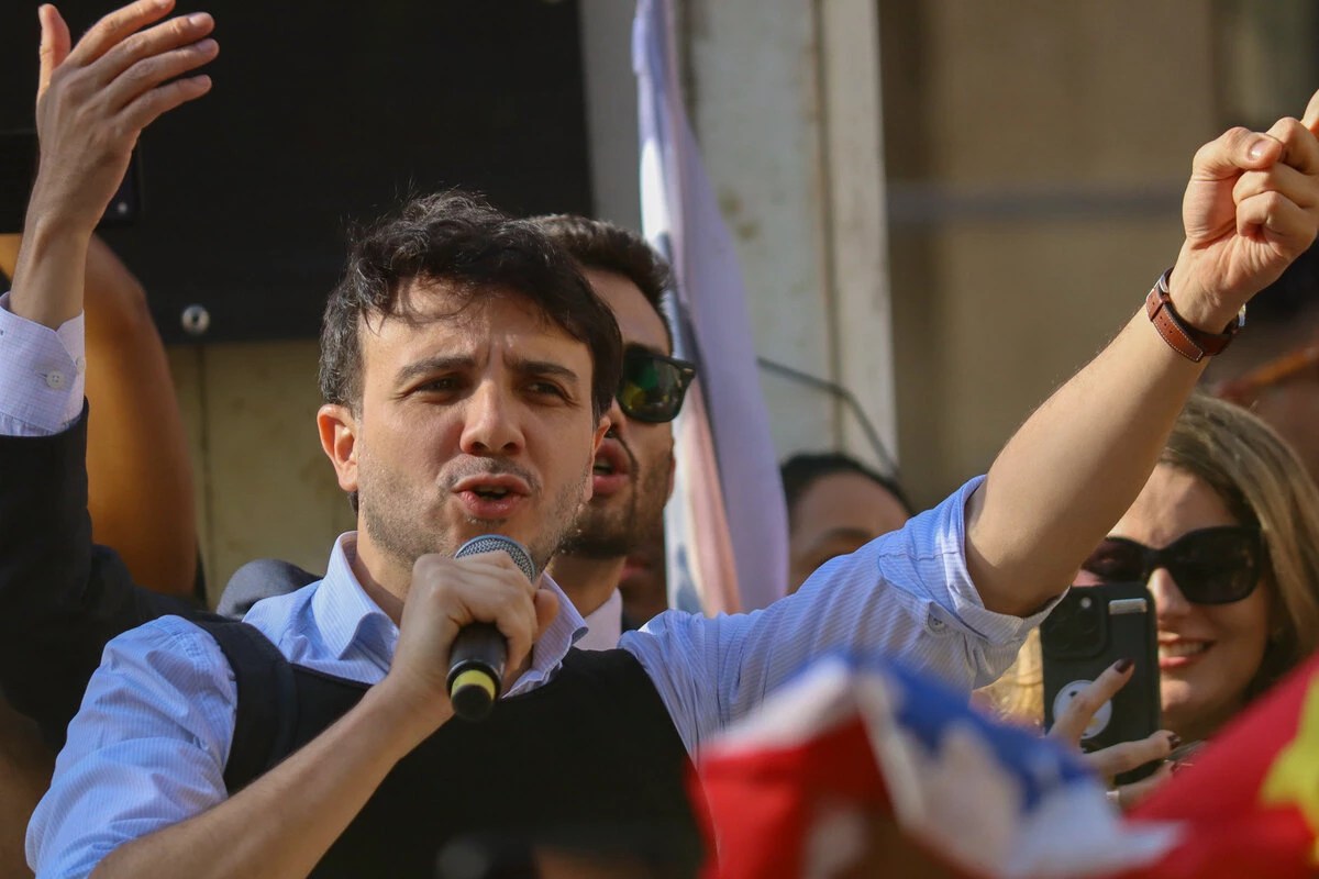 TSE valida candidatura de Renan Santos à Presidência após suspensão parcial da campanha