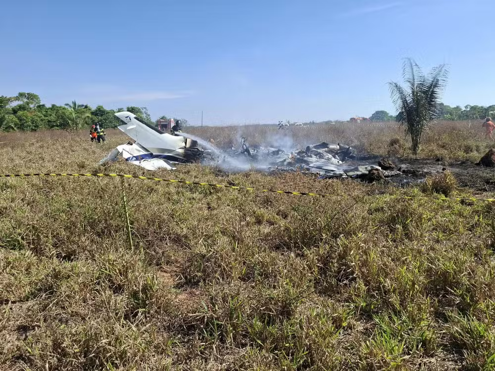 Avião cai em fazenda de Água Boa e mata três pessoas