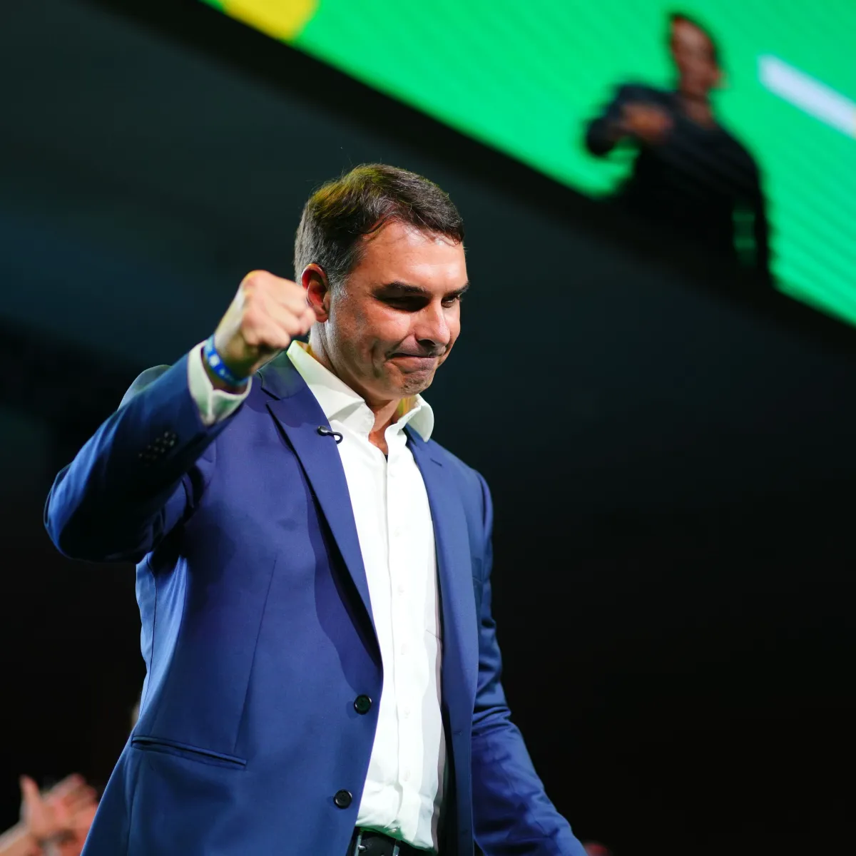 Crise no STF aproxima Centrão de Flávio Bolsonaro