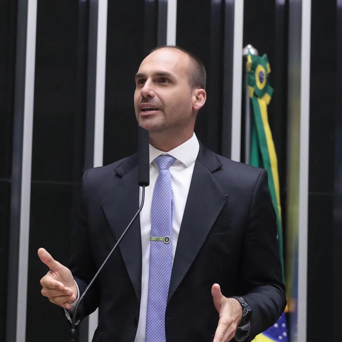Eduardo Bolsonaro é demitido da Polícia Federal após abandono de cargo