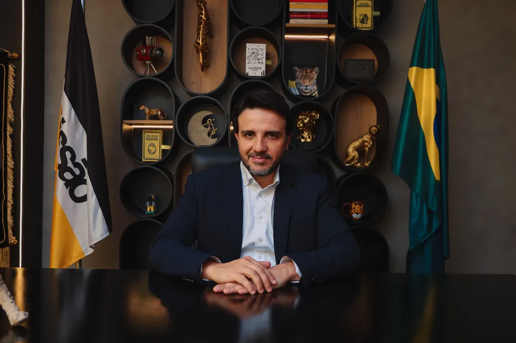 Renan Santos participa de ato em Salvador neste domingo