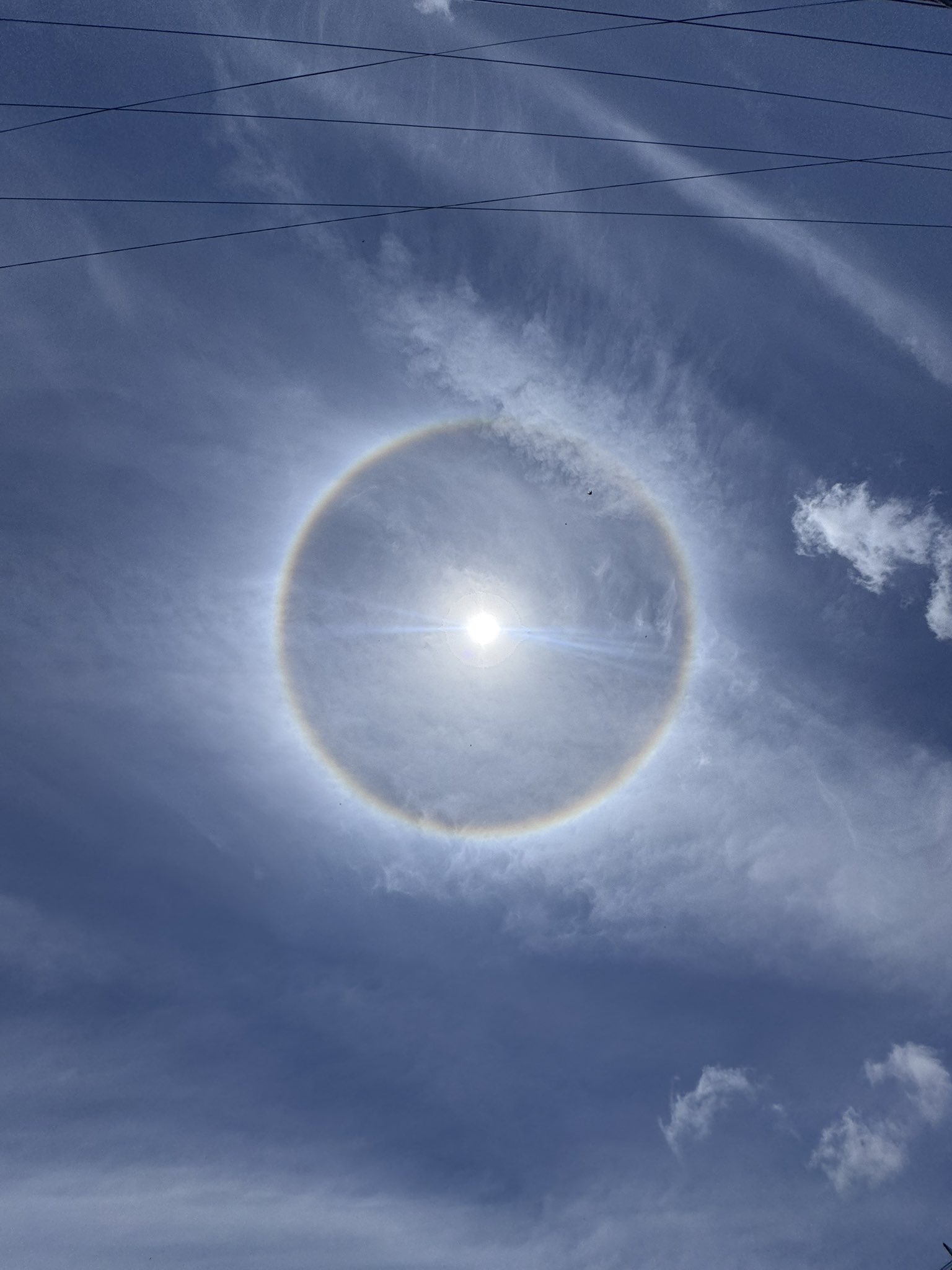 Halo solar aparece no céu de Salvador nesta sexta-feira