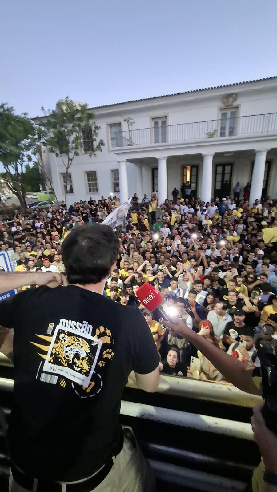 Milhares lotam frente da Reitoria da UFBA em ato de Renan Santos em Salvador