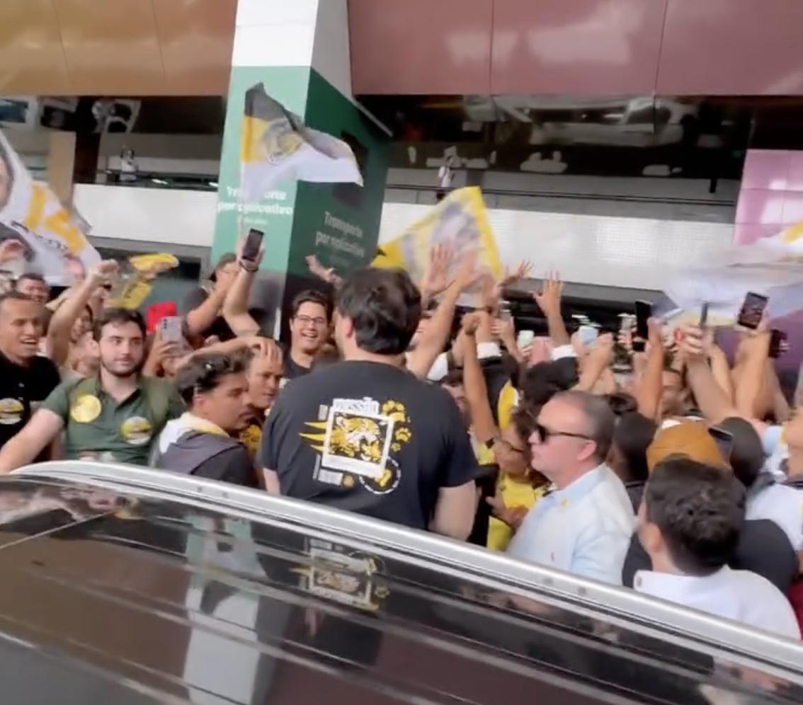 Renan Santos desembarca em Salvador, é recebido por apoiadores e vai a ato na UFBA