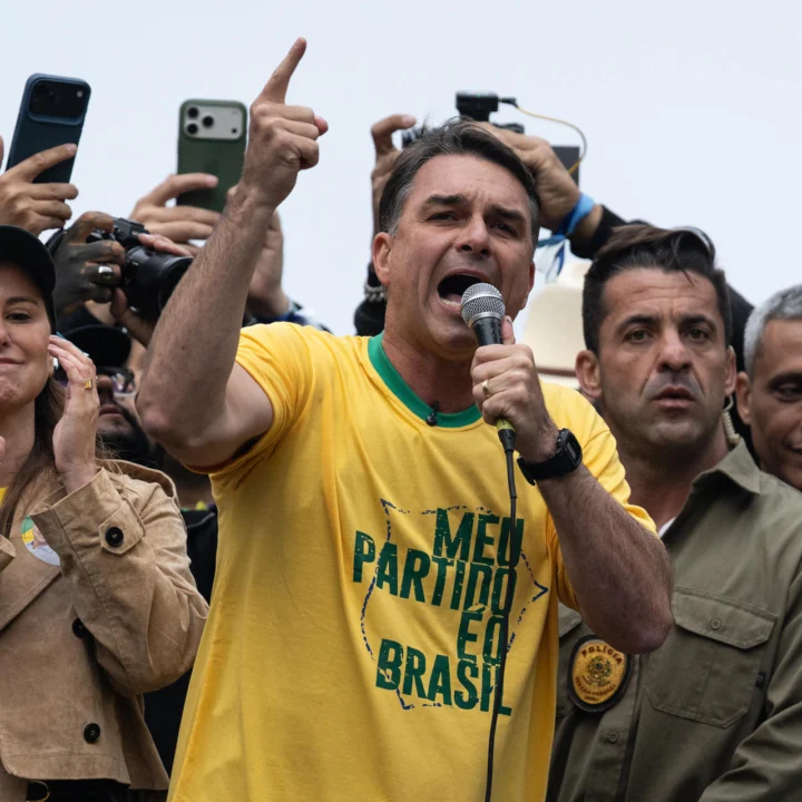 Apuração parcial coloca Flávio à frente