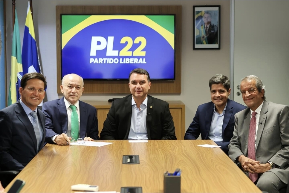 ACM Neto fecha apoio a Flávio Bolsonaro e fará campanha na Bahia