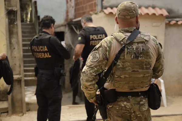 PF prende policiais e ex-agentes suspeitos de fornecer fuzis ao Terceiro Comando Puro