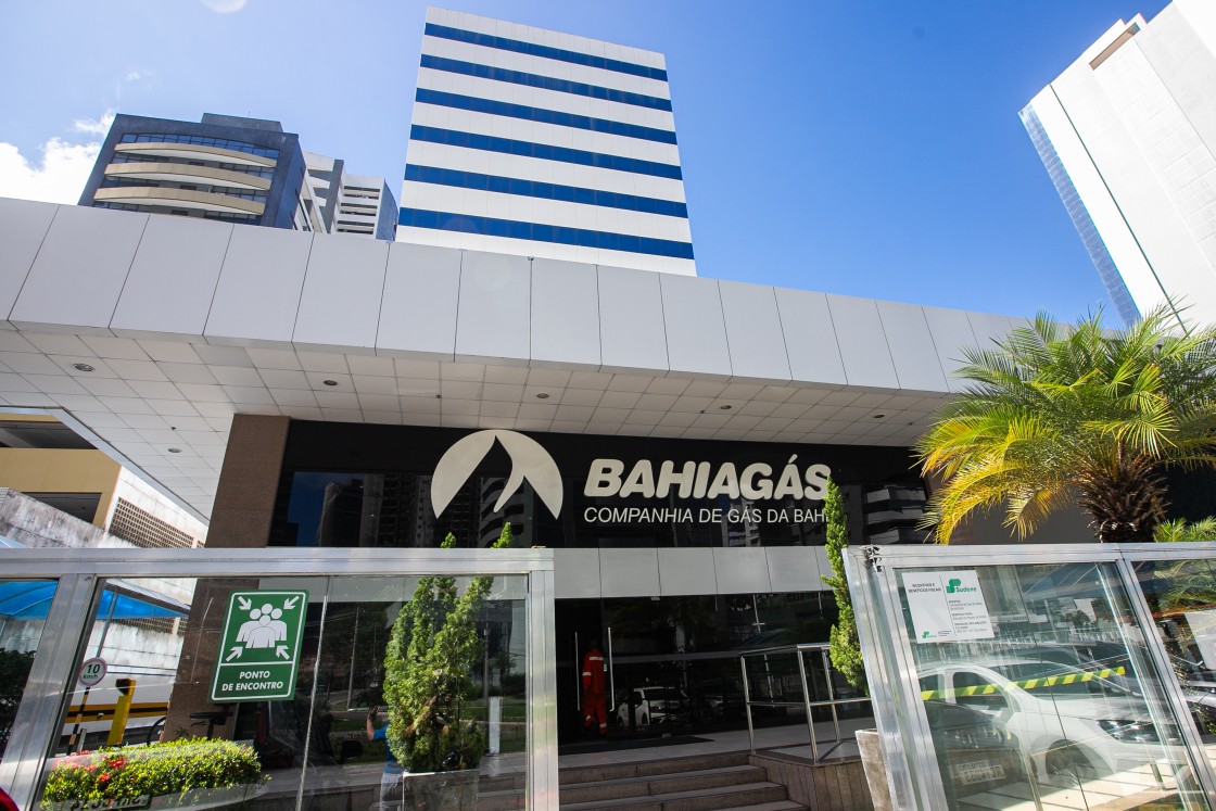 Reeleito, Jerônimo assina decreto que autoriza venda de fatia minoritária da Bahiagás