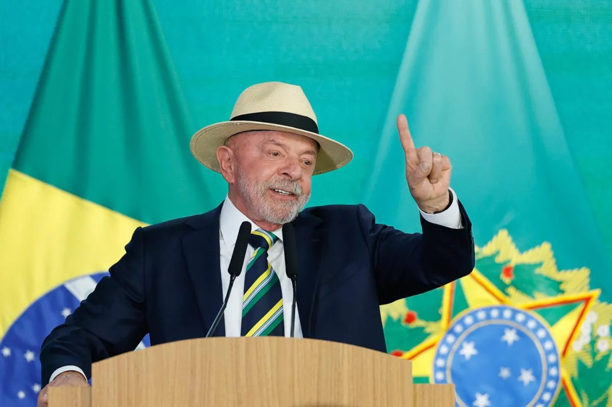 Foto mostra cadeira vazia reservada a Vorcaro em evento de Lula em Paris