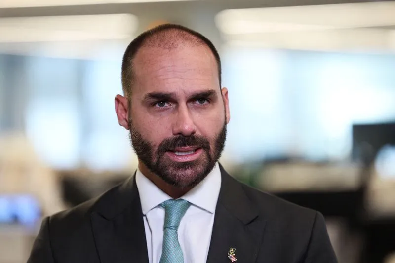 Eduardo Bolsonaro entra no banco de mandados após ordem de Moraes