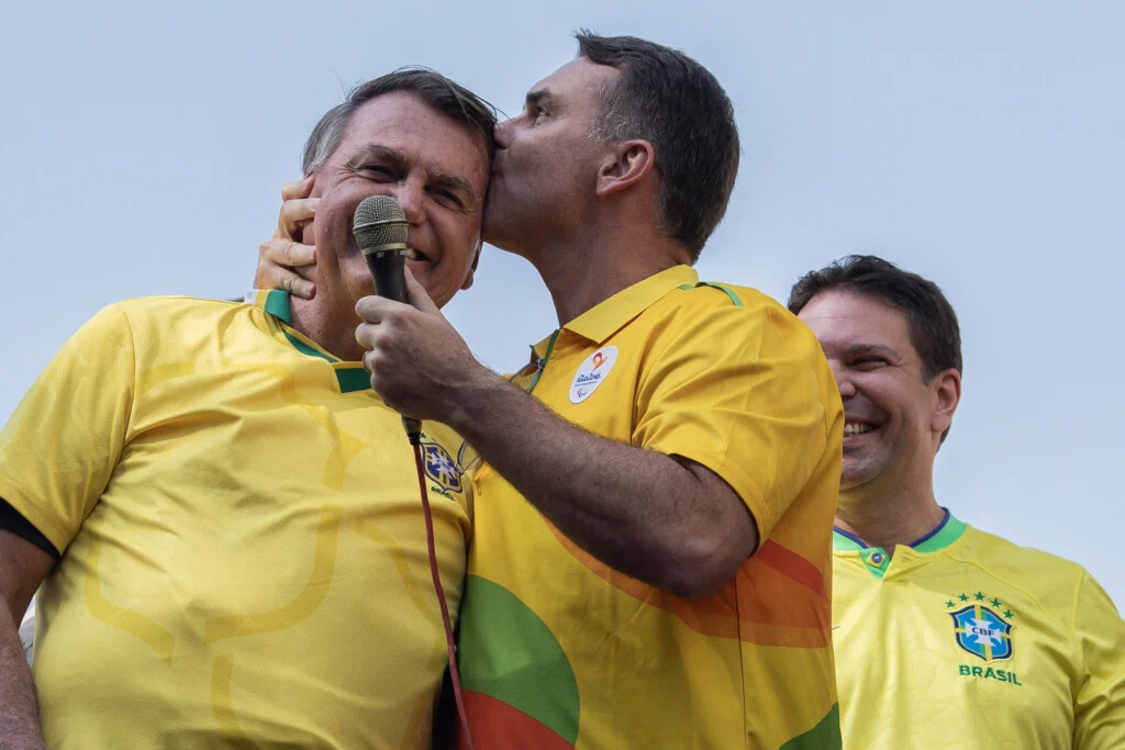 Flávio visita Jair Bolsonaro pela primeira vez após o fim das restrições