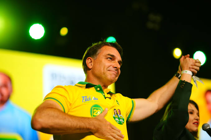 Câmara de Salvador aprova título de Cidadão Soteropolitano para Flávio Bolsonaro
