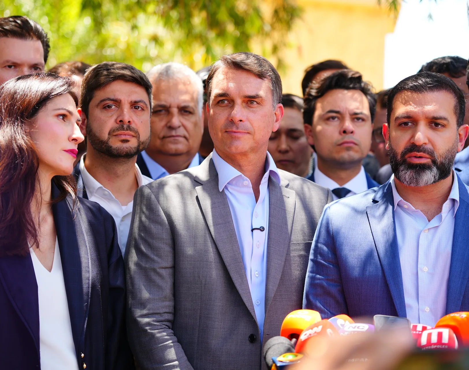 Flávio Bolsonaro confirma debate na Band