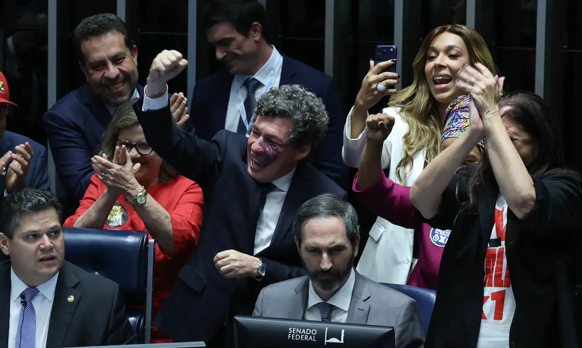 Senado aprova PEC que acaba com a escala 6x1 e reduz jornada para 40 horas