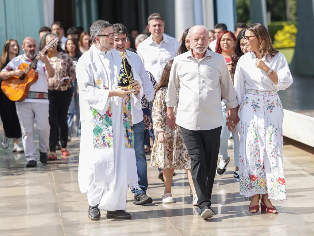 Temendo derrota no segundo turno, Lula adota pauta conservadora e tenta se isentar de falhas na gestão