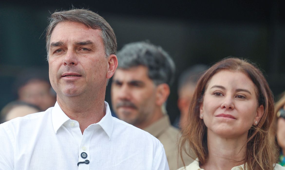 Liminar impede solenidade de entrega de título a Flávio Bolsonaro no Farol da Barra e estabelece multa