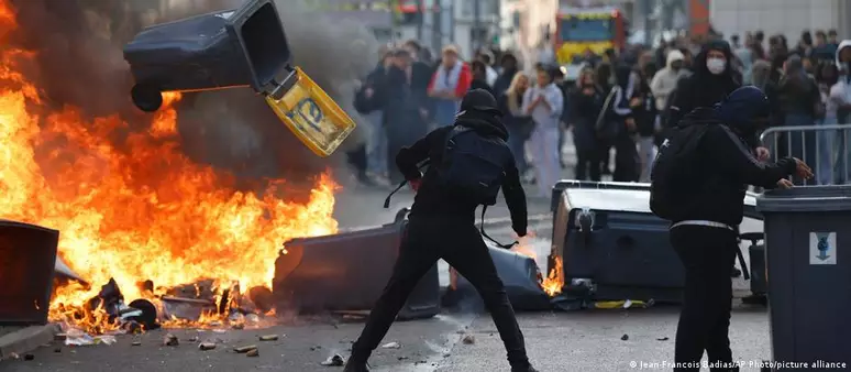 Protestos estudantis mergulham Paris no caos