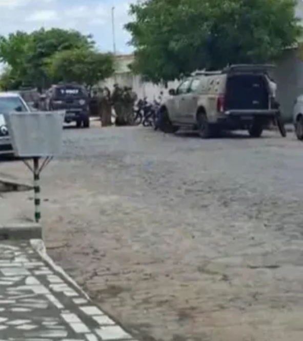 Policial militar surta em companhia de Esplanada e Bope cerca o local