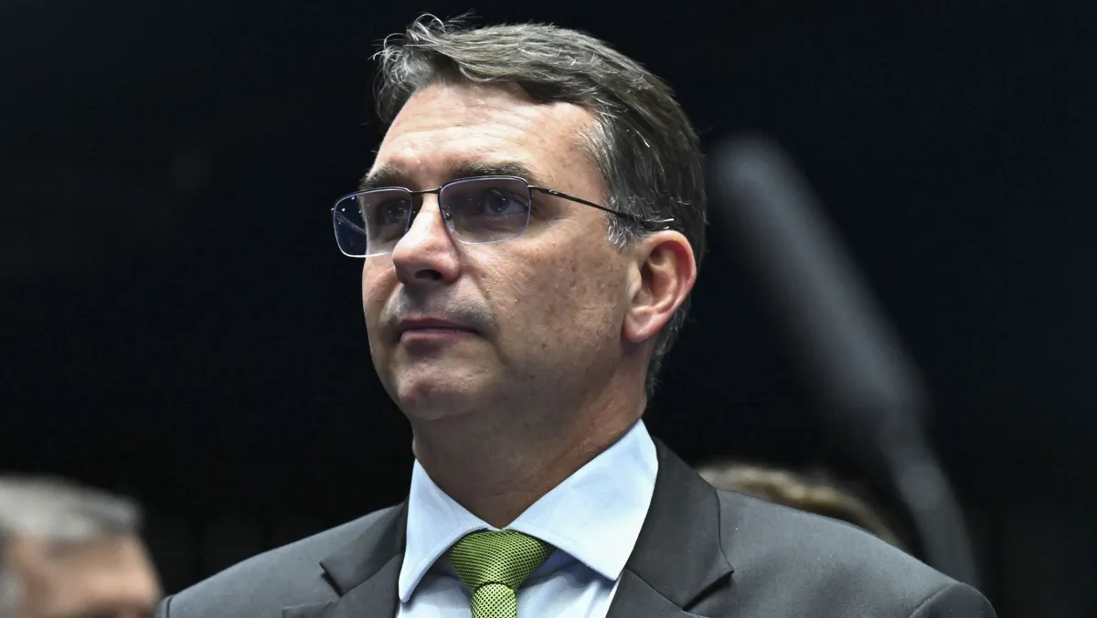 Flávio Bolsonaro aceita desafio de Lula, mas impõe condições para abrir sigilos no TSE
