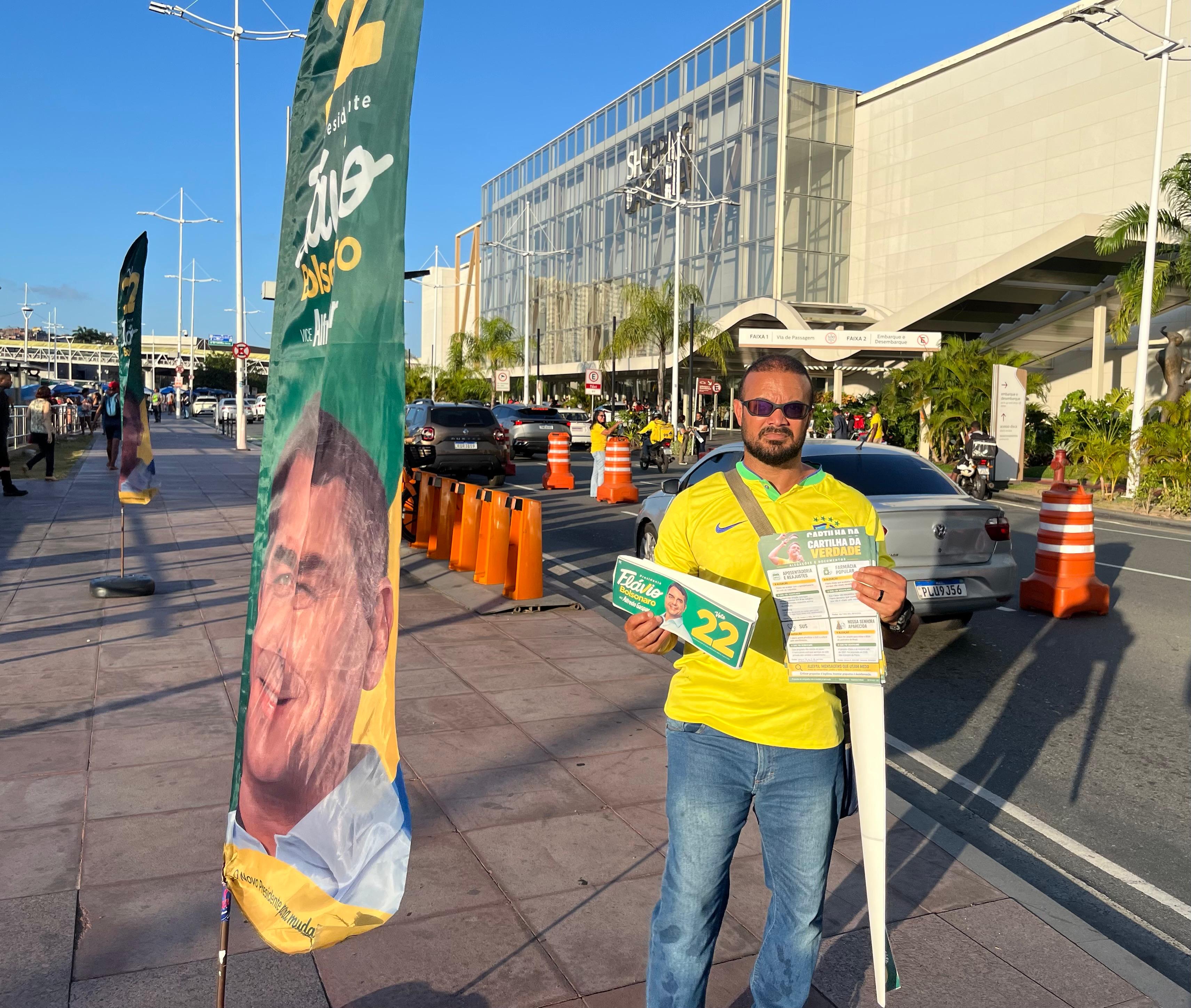 Capitão Alden distribui cartilha de Flávio Bolsonaro em Salvador