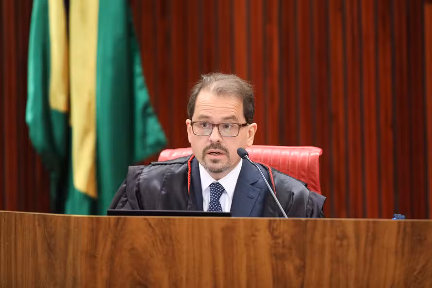 Floriano impede Nunes Marques de suspender canal Exército do Lula