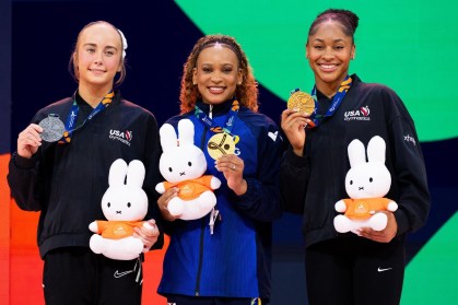 Rebeca Andrade conquista ouro no salto e se torna tricampeã mundial em Roterdã