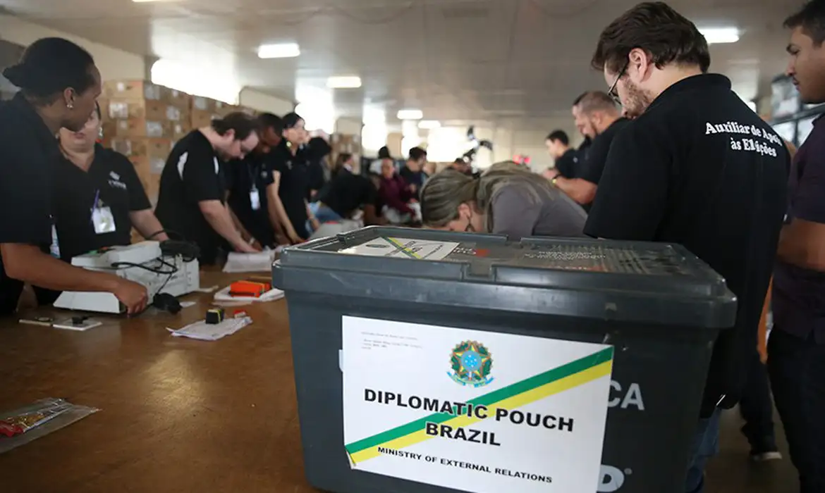 Flávio Bolsonaro lidera votação parcial no exterior; Lula vence em países da Ásia e Oceania