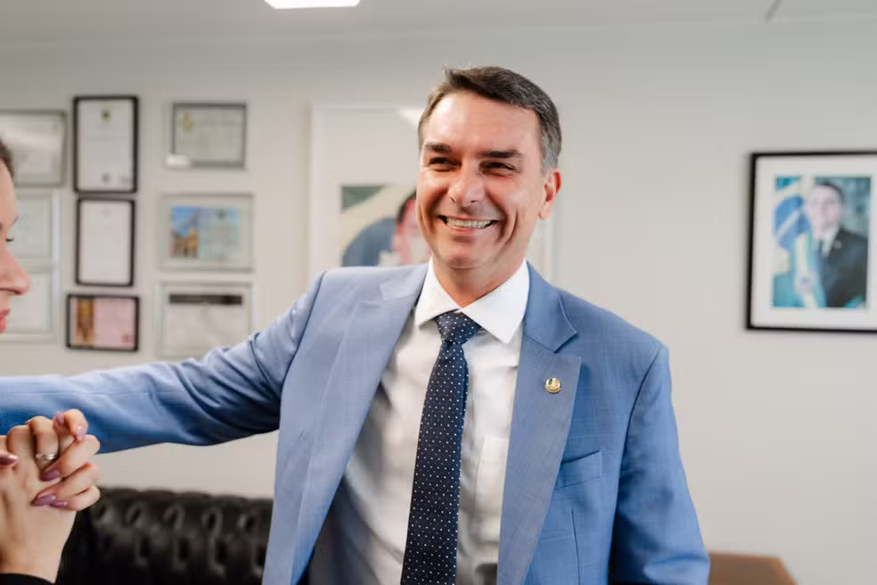 Flávio Bolsonaro é intimado pela PF para entregar passaporte