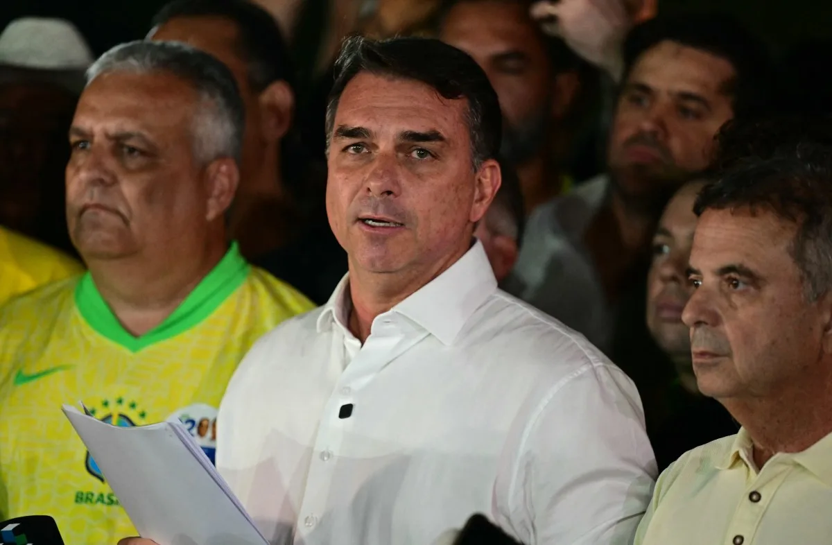 Flávio Bolsonaro usou passaporte diplomático cancelado para entrar nos EUA
