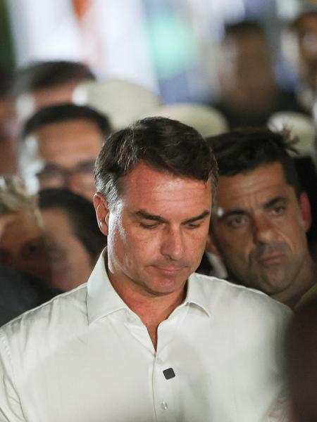 Flávio Bolsonaro chega aos EUA via Equador