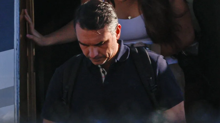 Flávio se diz presidente eleito e agradece a Milei e Trump após deixar o Brasil