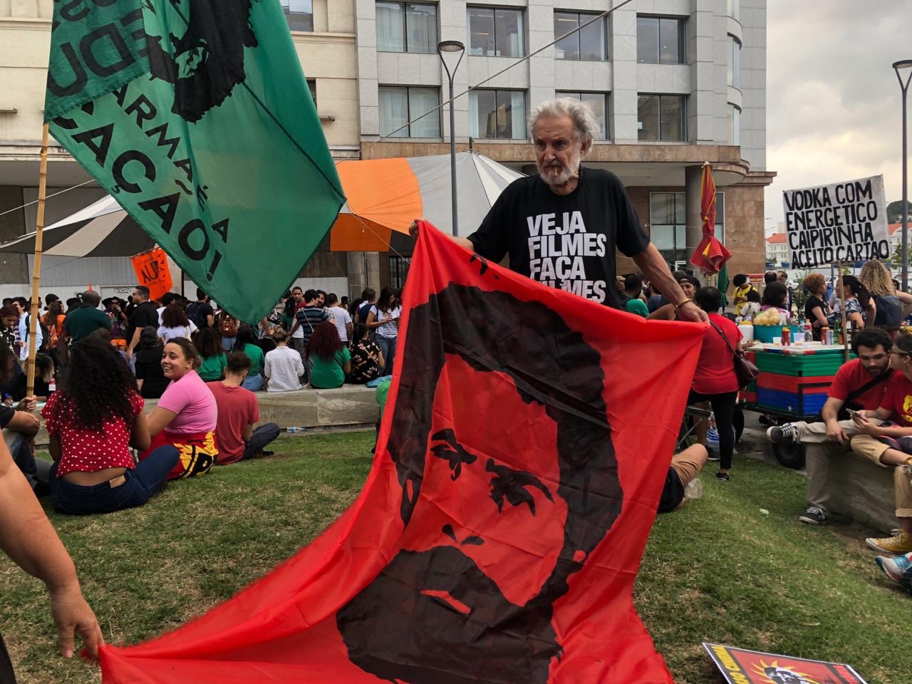 Quem é o cineasta petista que dirigiu cena do “atentado” contra Bolsonaro